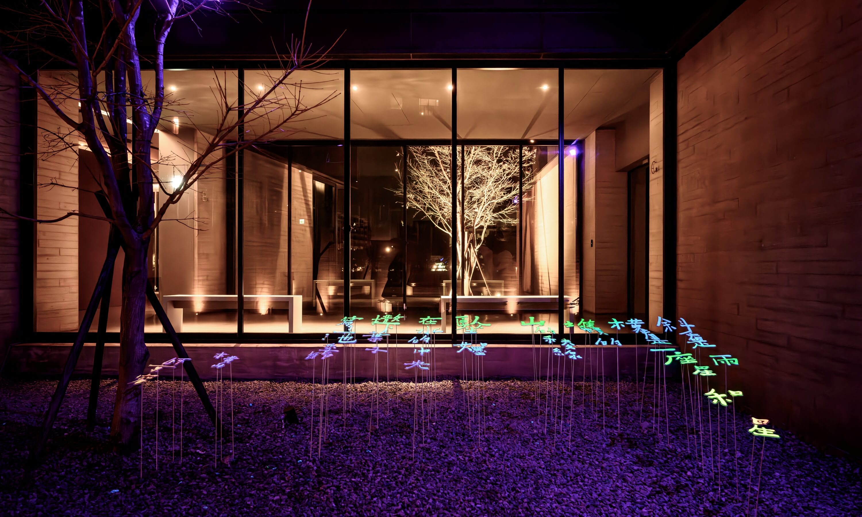 何景窗〈橫山〉，媒材：壓克力、螢光塗料、螢光燈管、彈性纖維棒，尺寸：依場地空間而訂