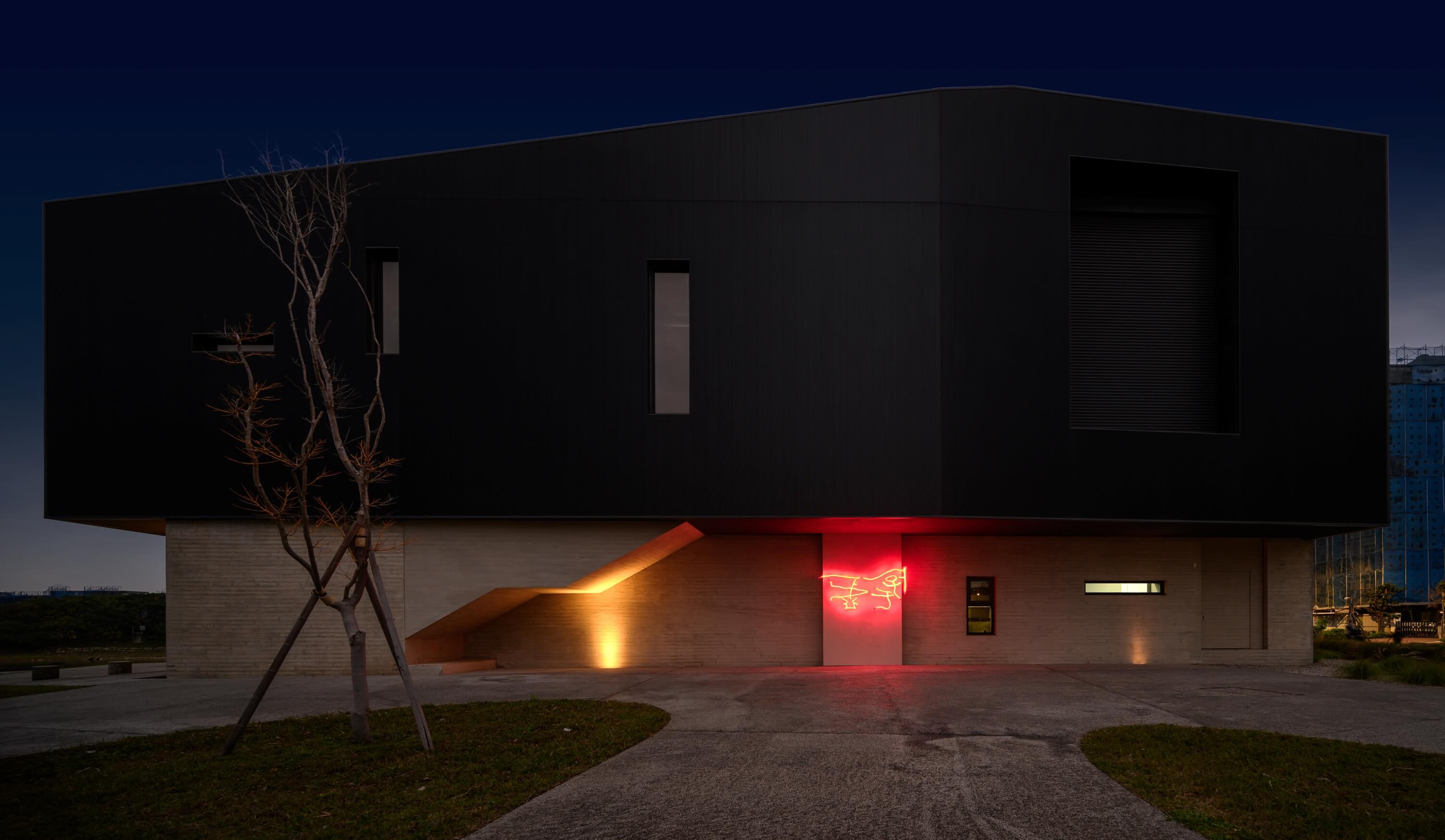 劉名哲〈遊於虛〉，媒材：木作、塑料、軟性霓虹燈條、金屬支撐，尺寸：200×340×50 cm