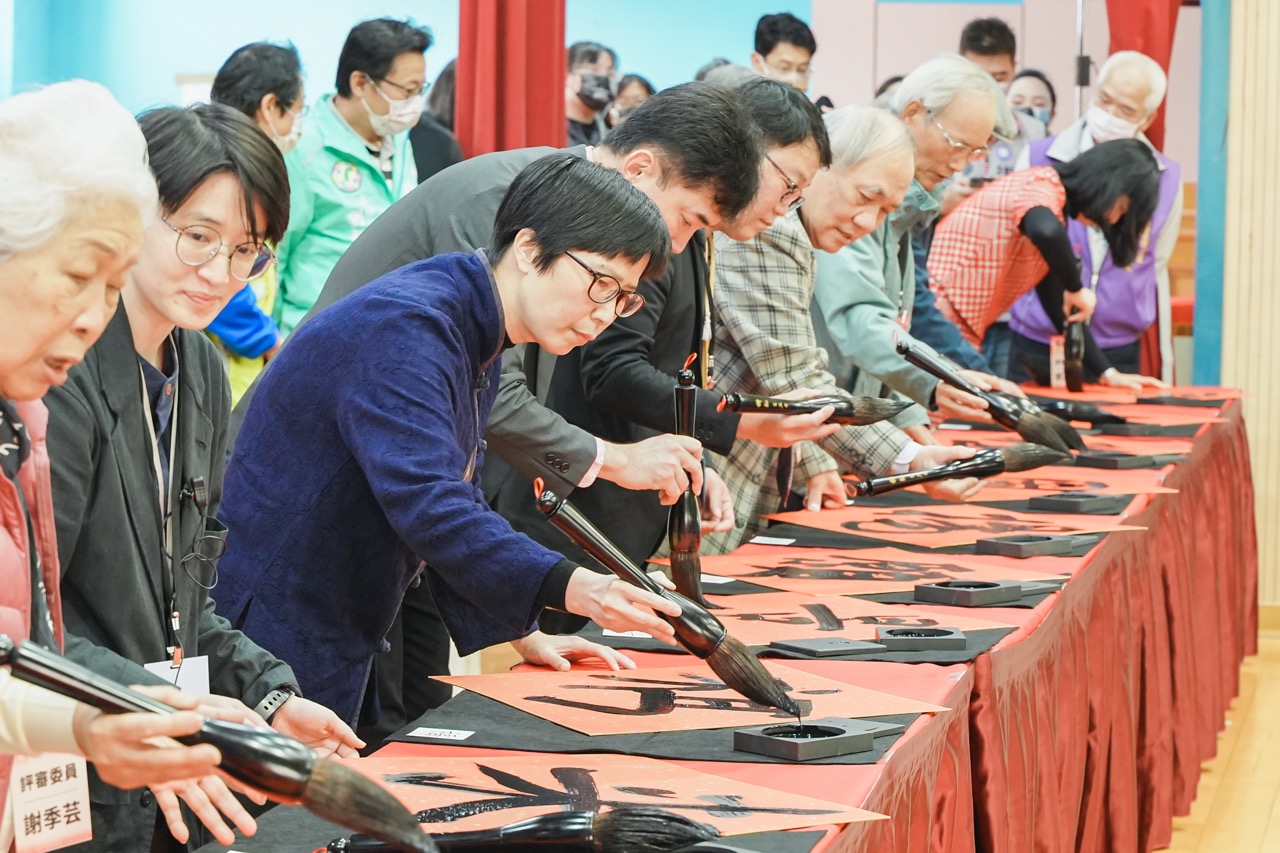 「第17屆桃園全國春聯書法比賽」開幕式由桃園市文化局副局長暨桃園市立美術館代理館長王麗娟、桃園市立國際大園高等中學校長朱元隆及本屆評審委員共同為決賽進行開筆儀式。
攝影/悠秀影視工作室