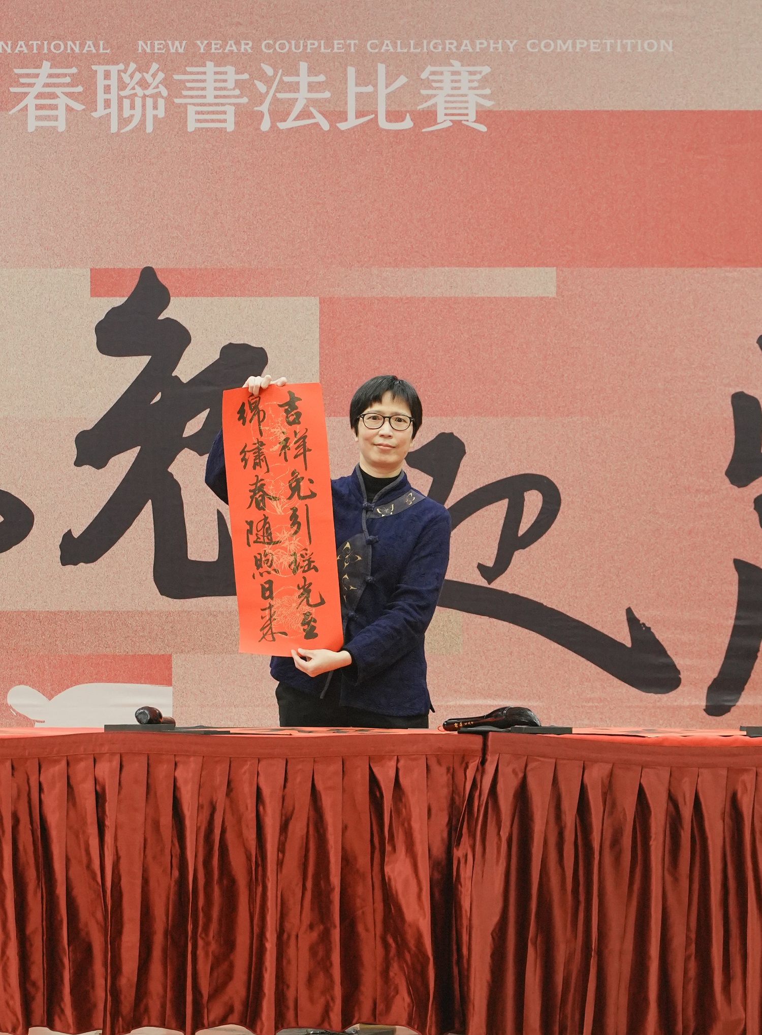 「第17屆桃園全國春聯書法比賽」開幕式由桃園市文化局副局長暨桃園市立美術館代理館長王麗娟試題開封。
攝影/悠秀影視工作室