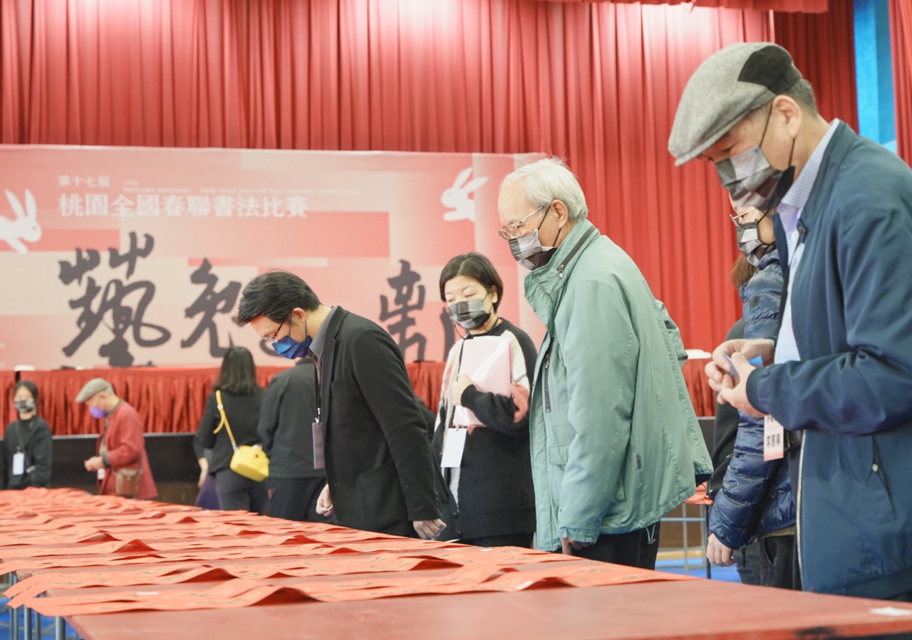 「第17屆桃園全國春聯書法比賽」決賽評審現場。
攝影/悠秀影視工作室