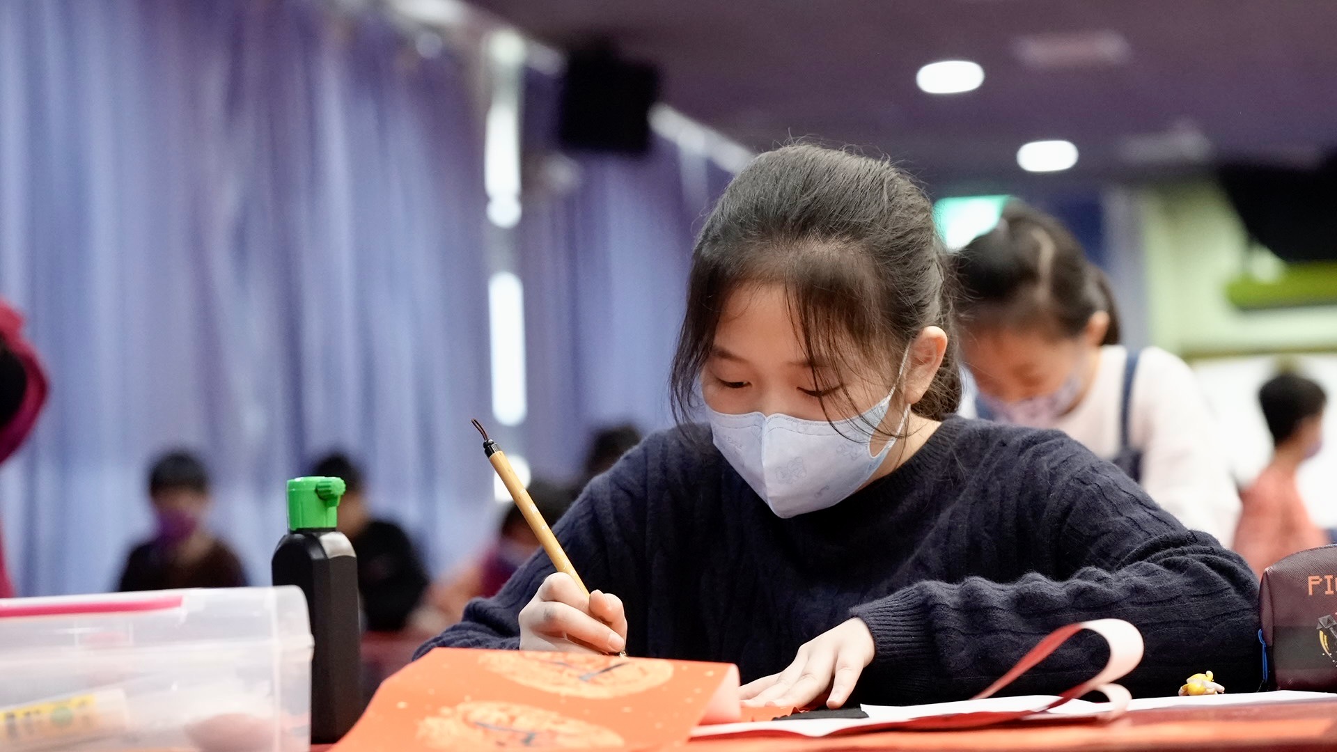 「龍迎墨韻 第18屆桃園全國春聯書法比賽」決賽國小中低年級組比賽現場,參賽年齡最小者年僅9歲。