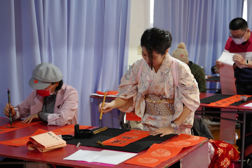 「龍迎墨韻 第18屆桃園全國春聯書法比賽」決賽新住民組比賽現場,各國好手齊聚一堂。