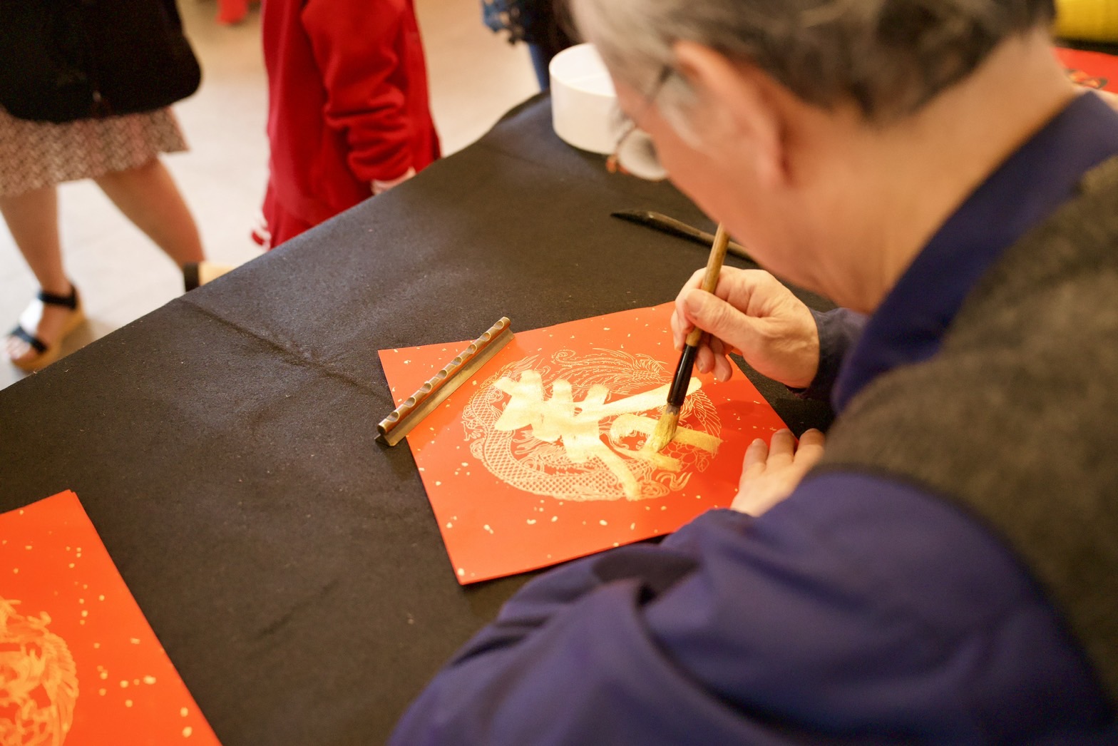 現場也規劃名師揮毫贈字、紅包袋絹印等手作攤位活動。