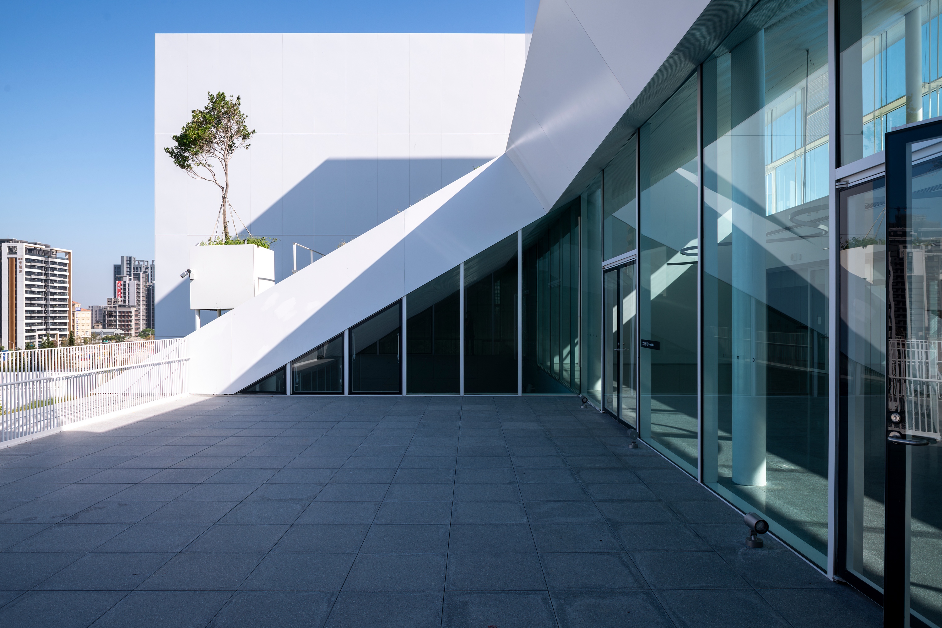 桃園市立美術館 戶外平台（攝影/吳欣穎）