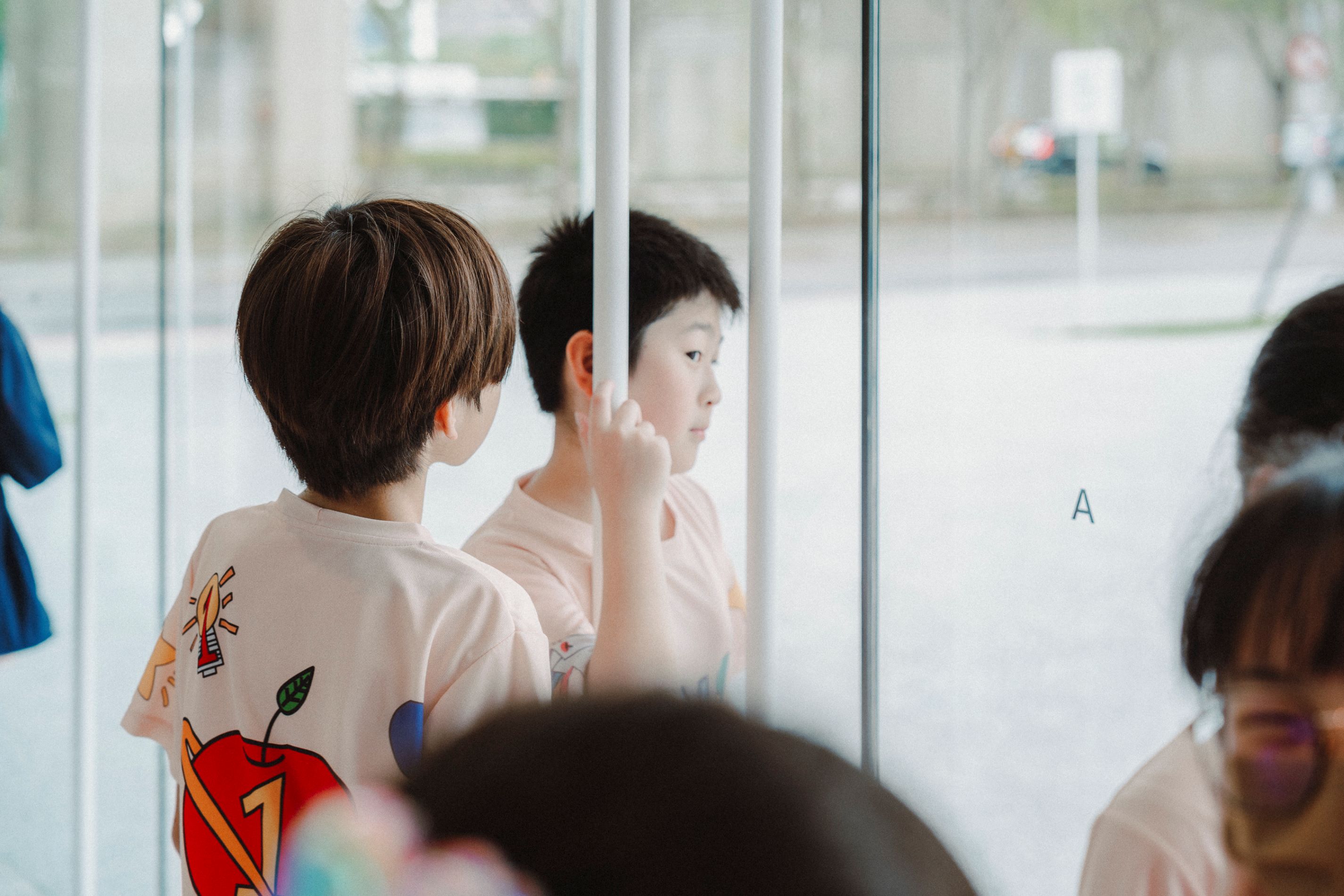 3、學童運用學習單發掘兒美館建築聲響。(攝影／透島影業，圖片提供／桃園市立美術館)