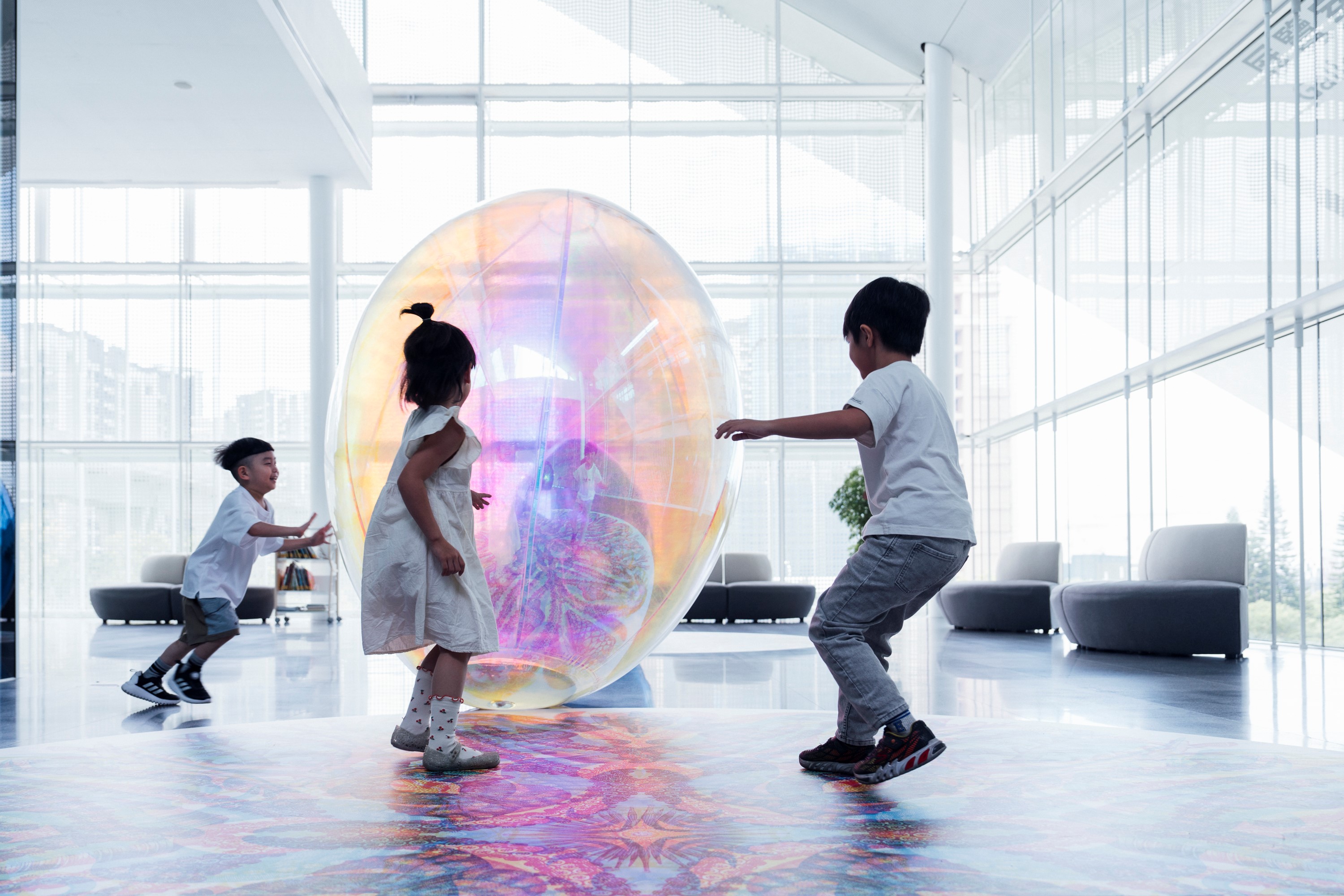 「光盒作用」彩蛋捉迷藏展區。(透島影業攝影,桃園市立美術館提供)