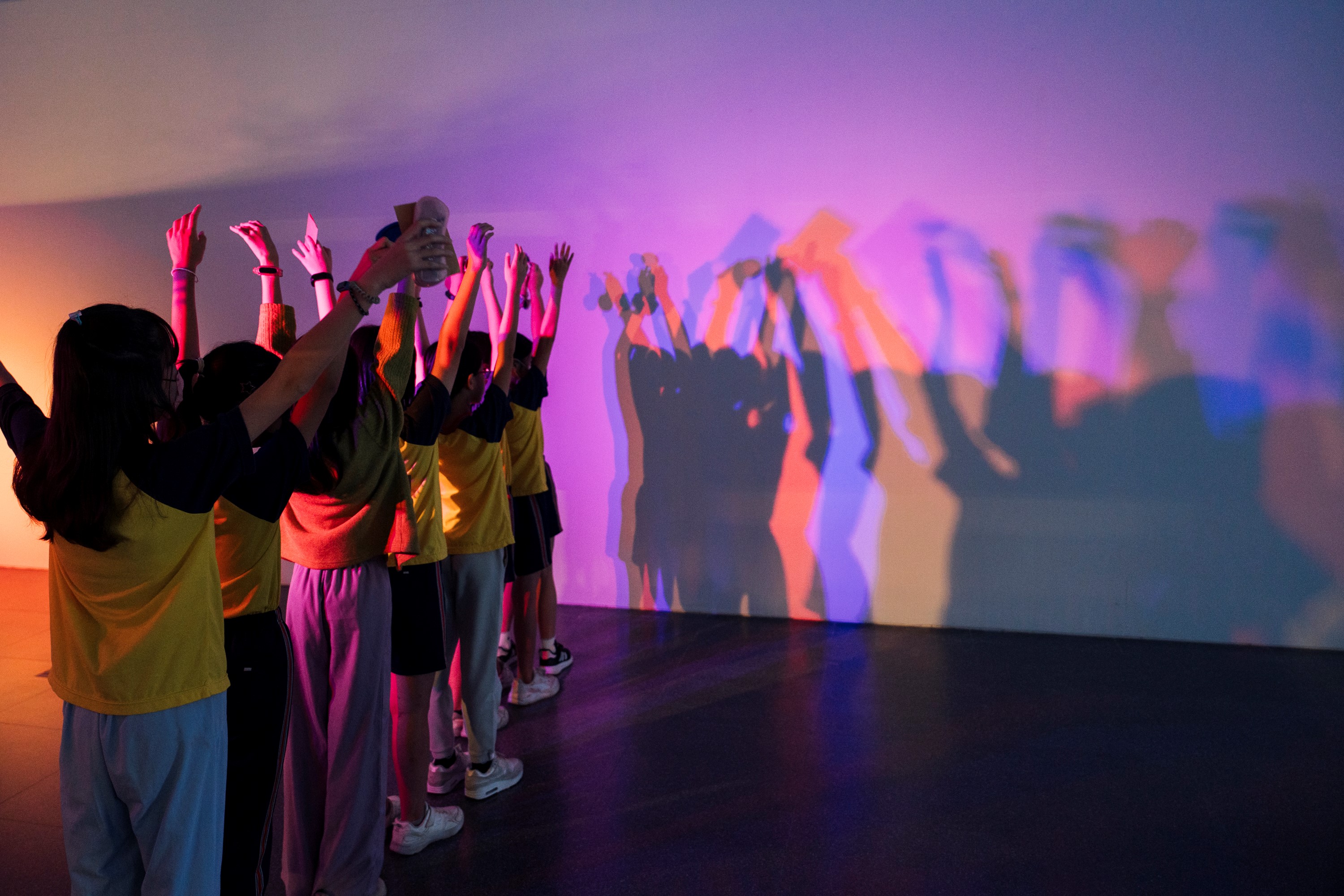 「光盒作用」RGB影子戲攝影棚。(透島影業攝影,桃園市立美術館提供)