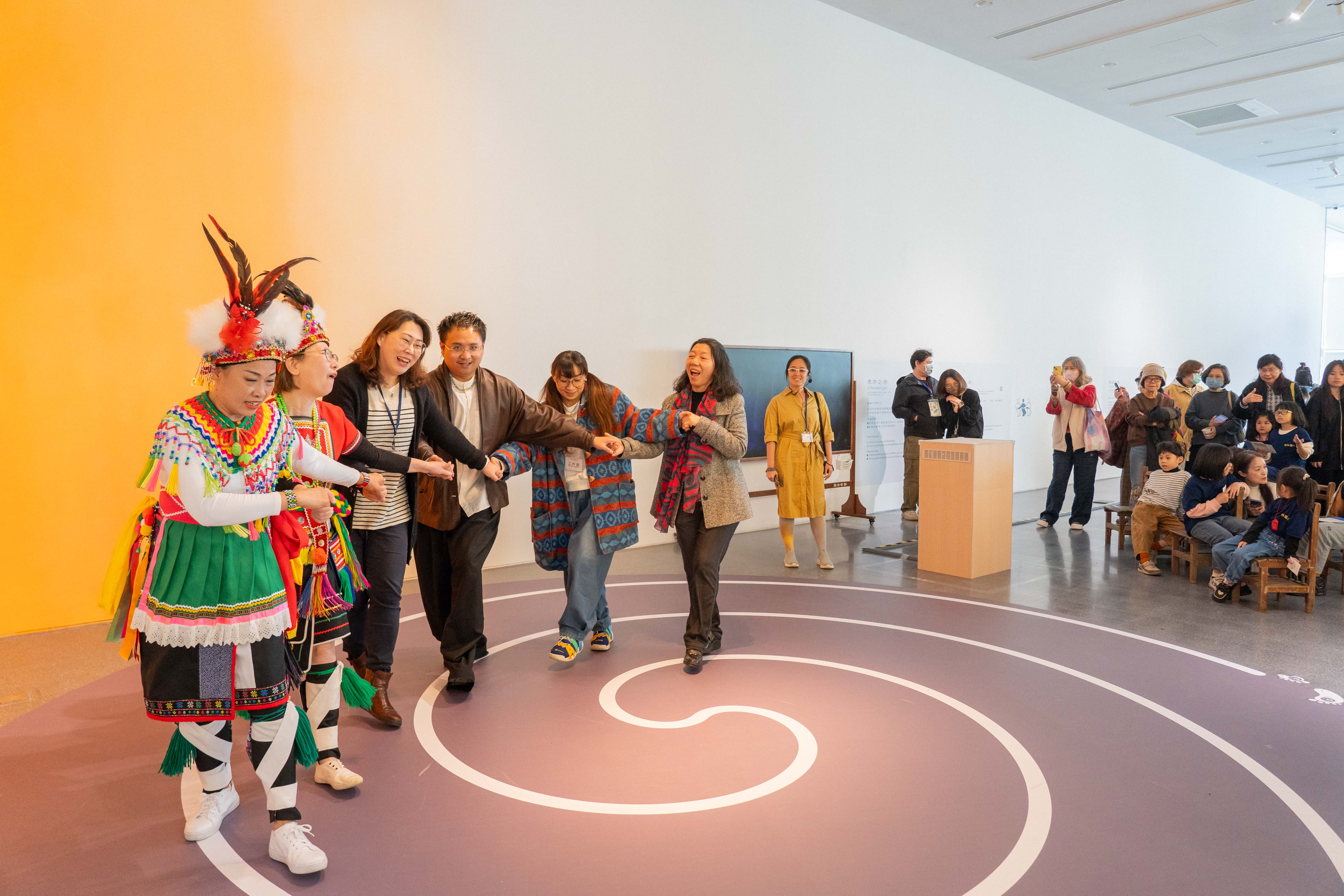 部落文化藝術團與現場民眾互動。攝影/林家賢。