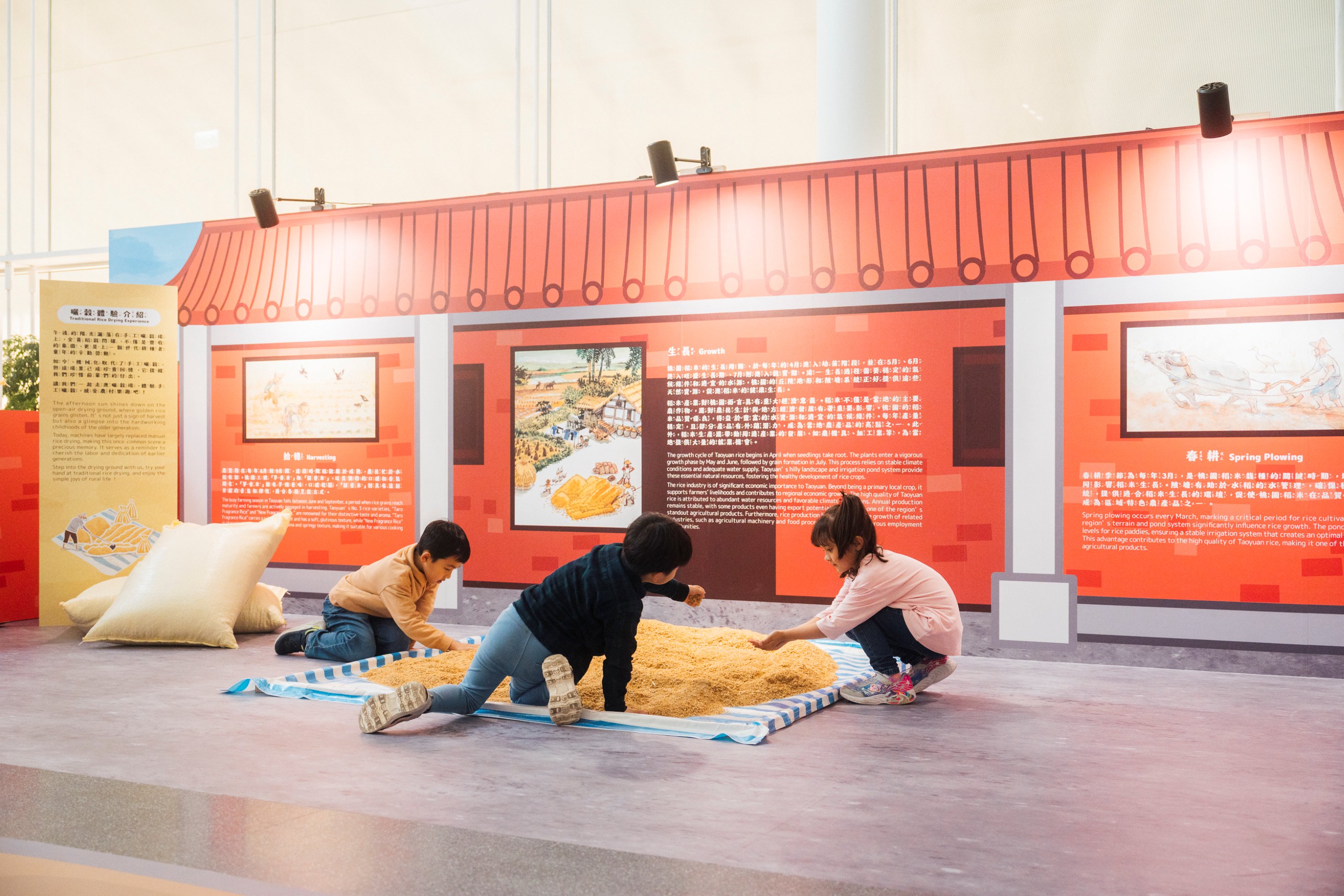 「繪本𨑨桃樂陶陶—桃源文化走讀繪本」展場互動。攝影/透島影業。