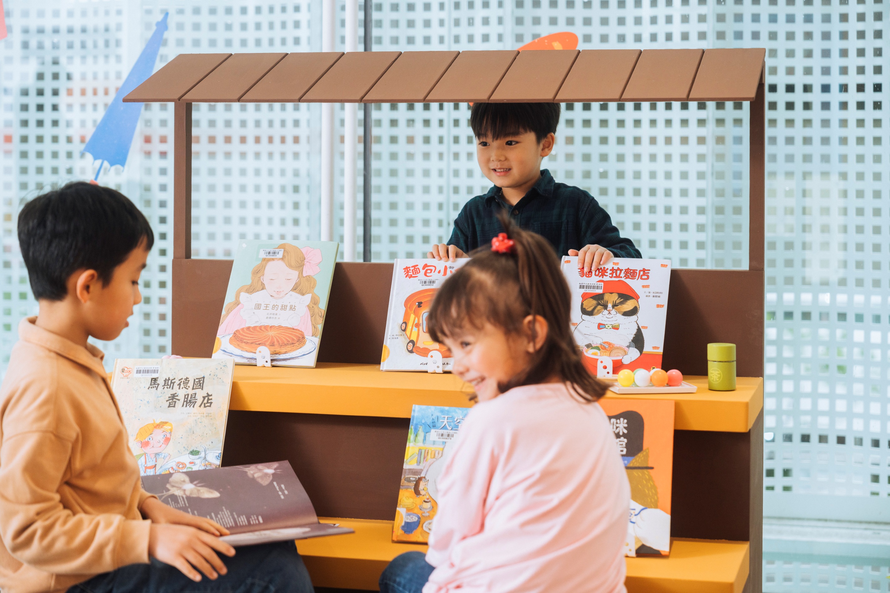 「什麼都有便利商店—買東西主題書展」現場照片: 賣美食特區,為大家帶來各種多元有趣的食物。(攝影/透島影業)