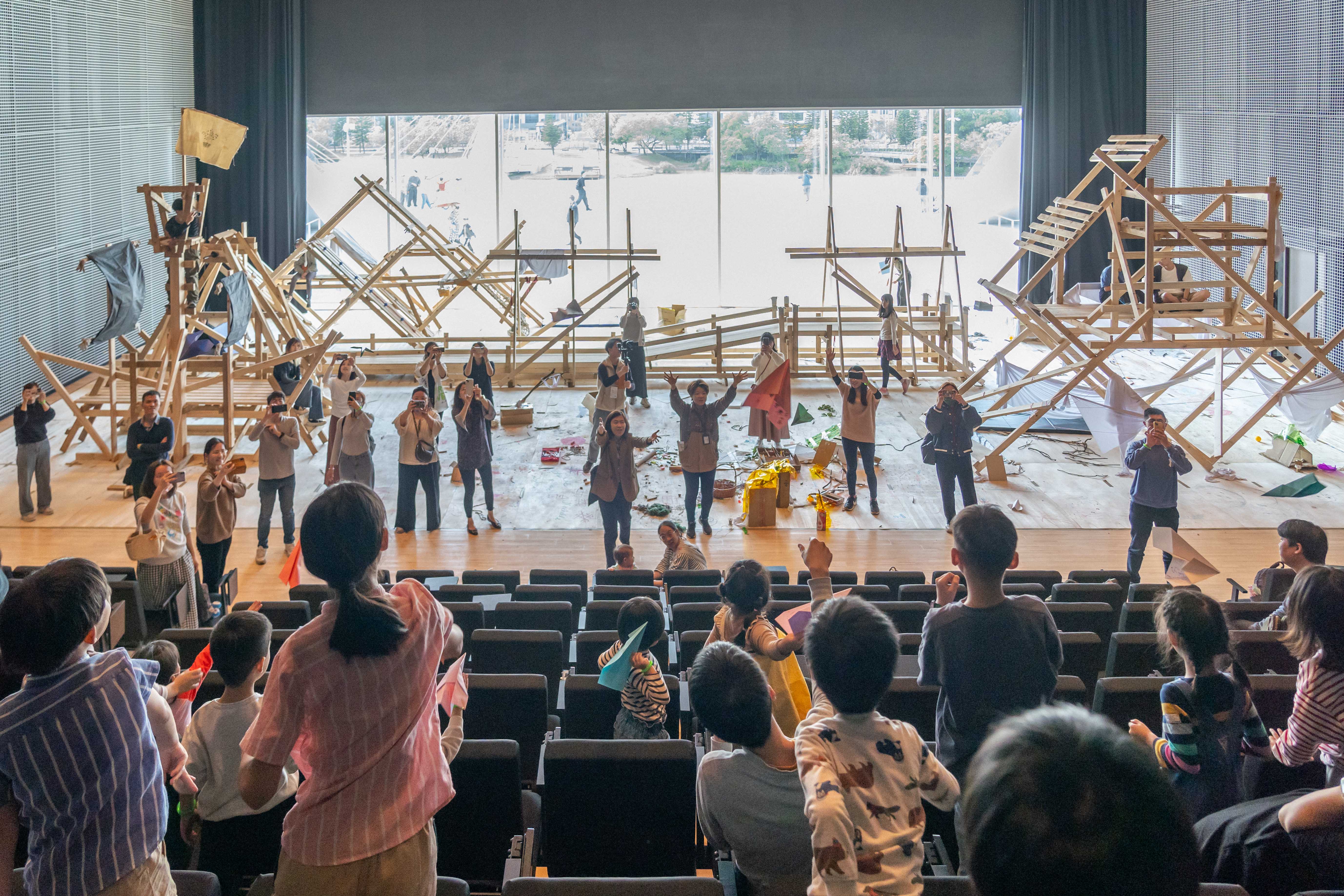 「外掛學校」開放遊戲場全景以及與孩子們互動遊戲。