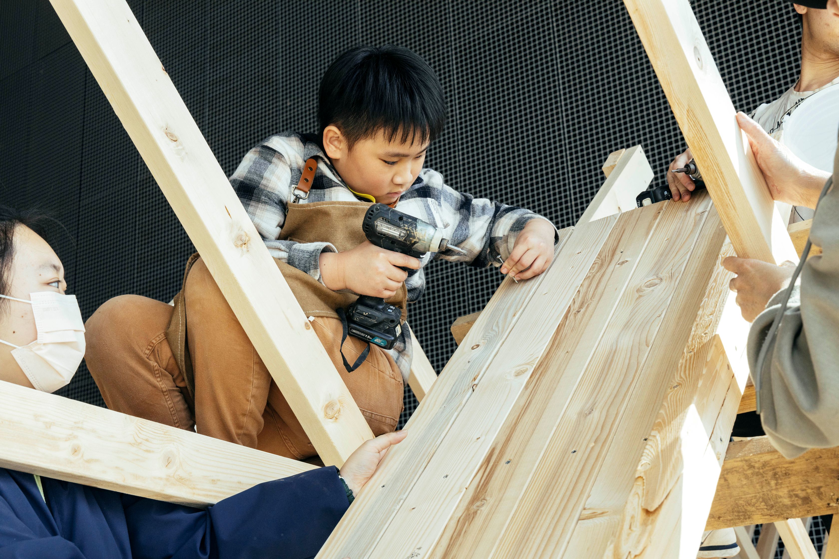 「外掛學校」遊戲場小孩親自動手製作。