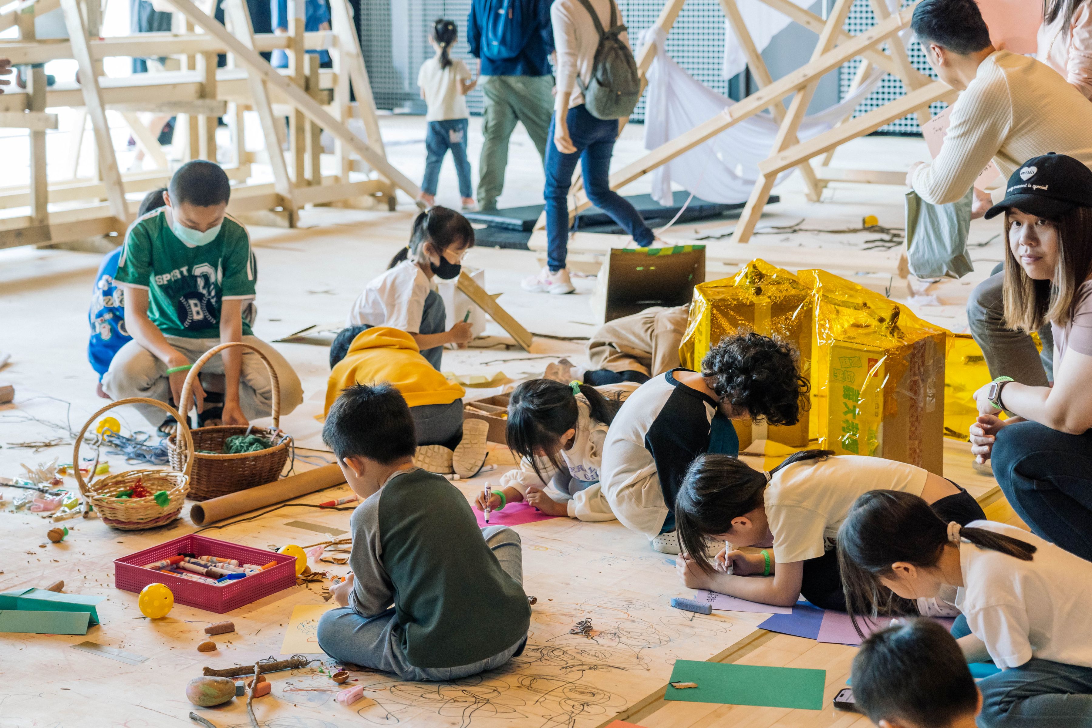 「外掛學校」開放遊戲場於4月4日兒童節開放體驗,孩子們盡情探索與遊戲。