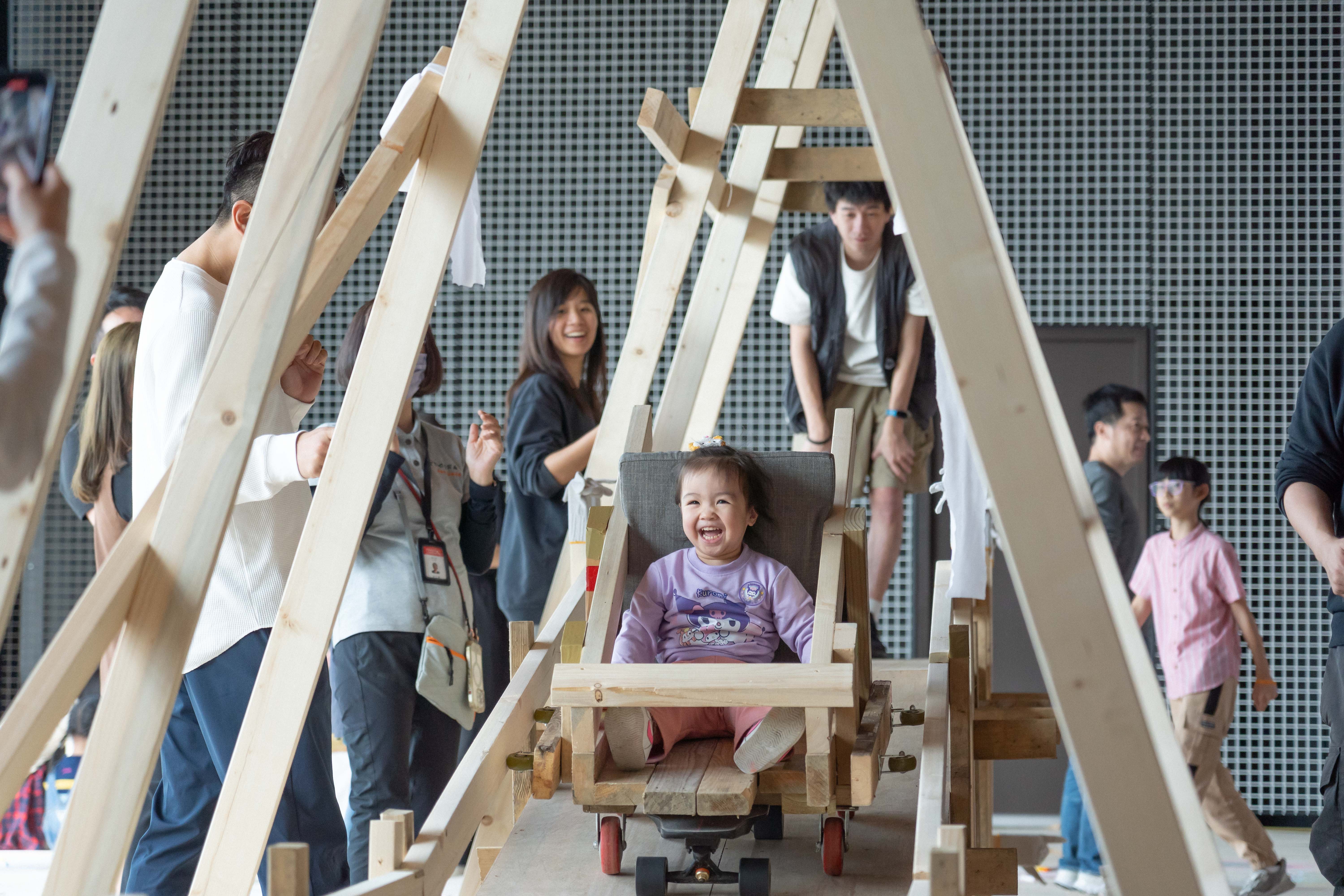 「外掛學校」開放遊戲場的誤點車站裝置。