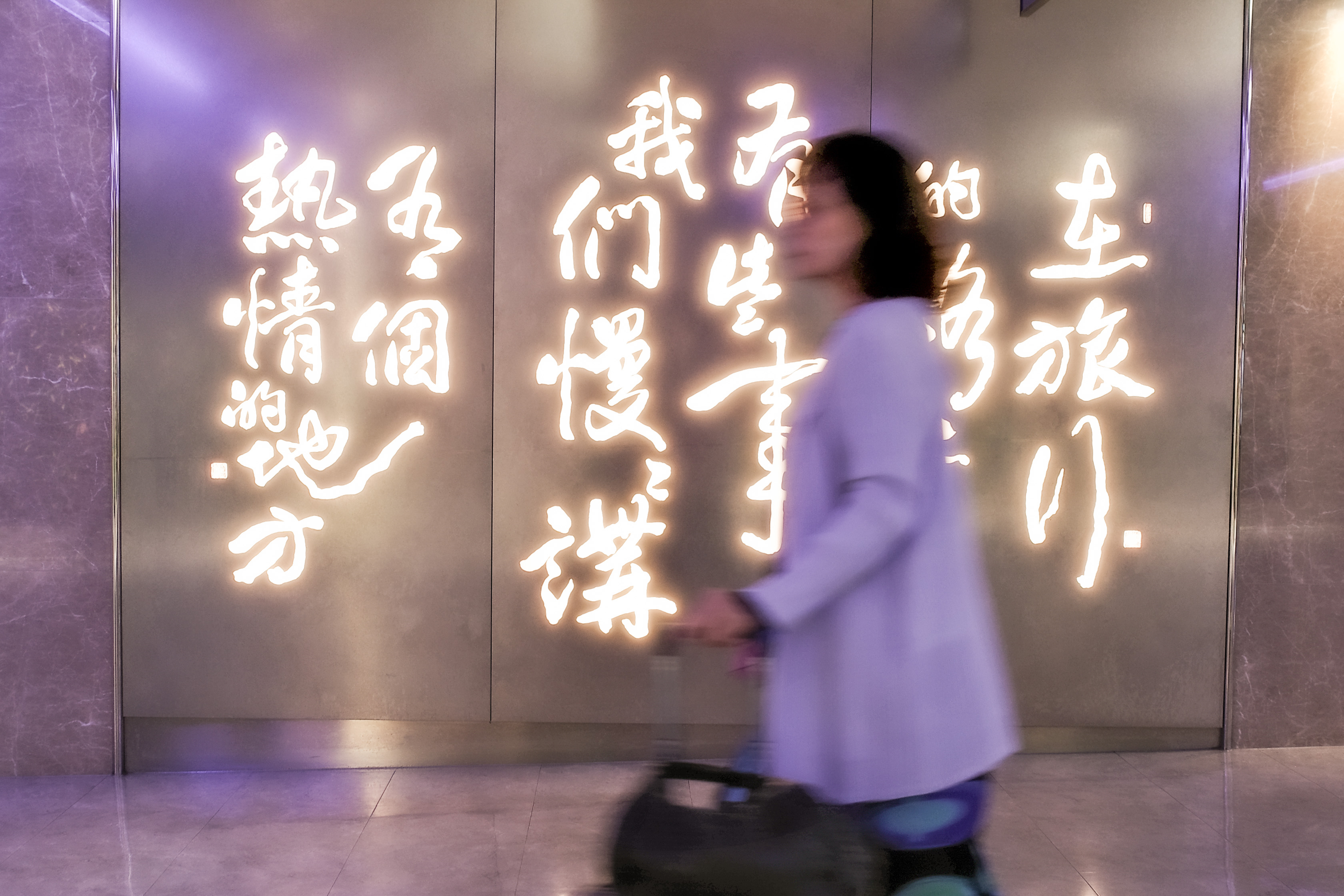 作品〈機場之歌〉民眾在機場留影