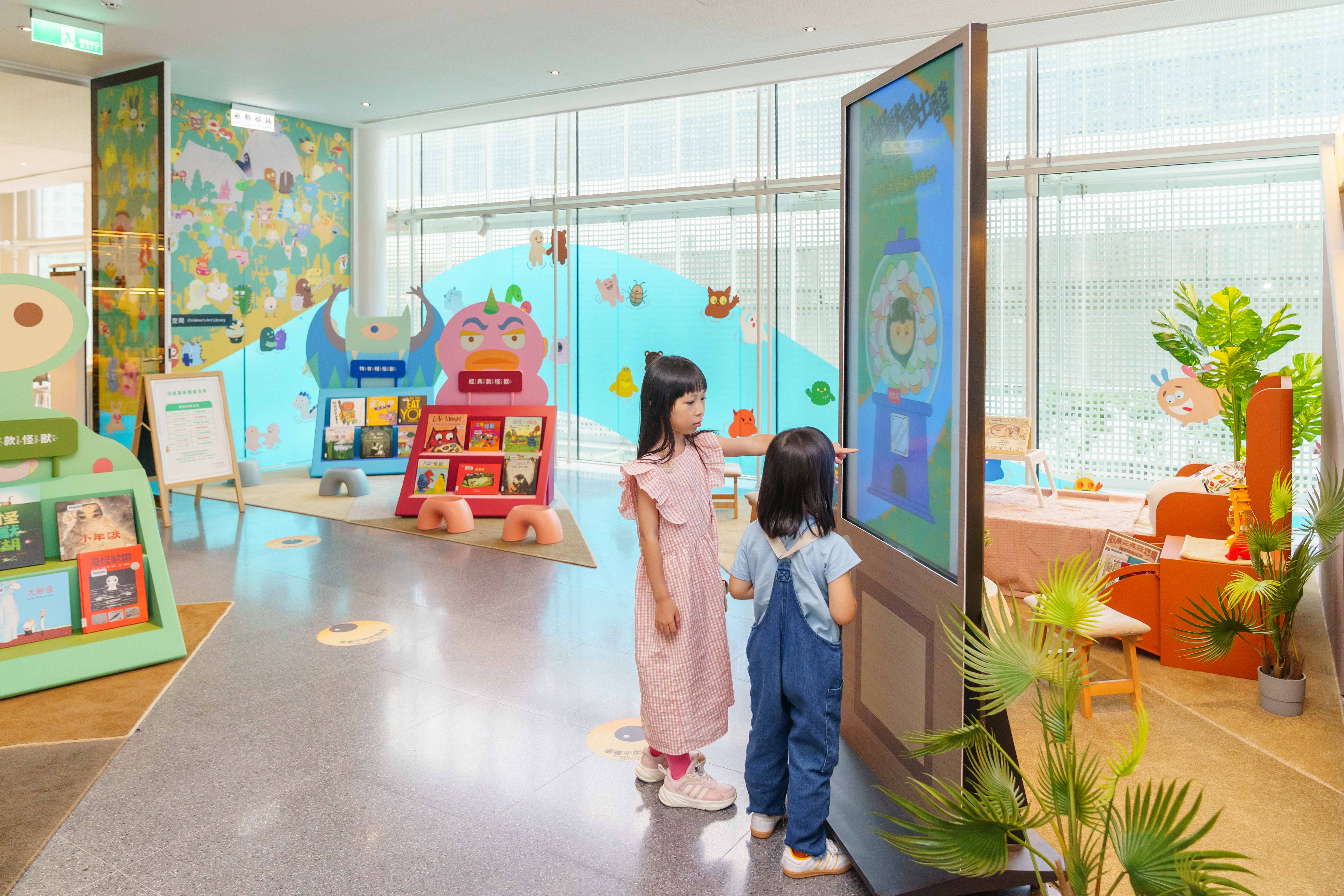 圖5_「從野獸出發—有怪獸主題書展」現場照片：別忘了抽一隻屬於你的床邊怪獸喔！(桃園市立美術館提供，林家賢拍攝)