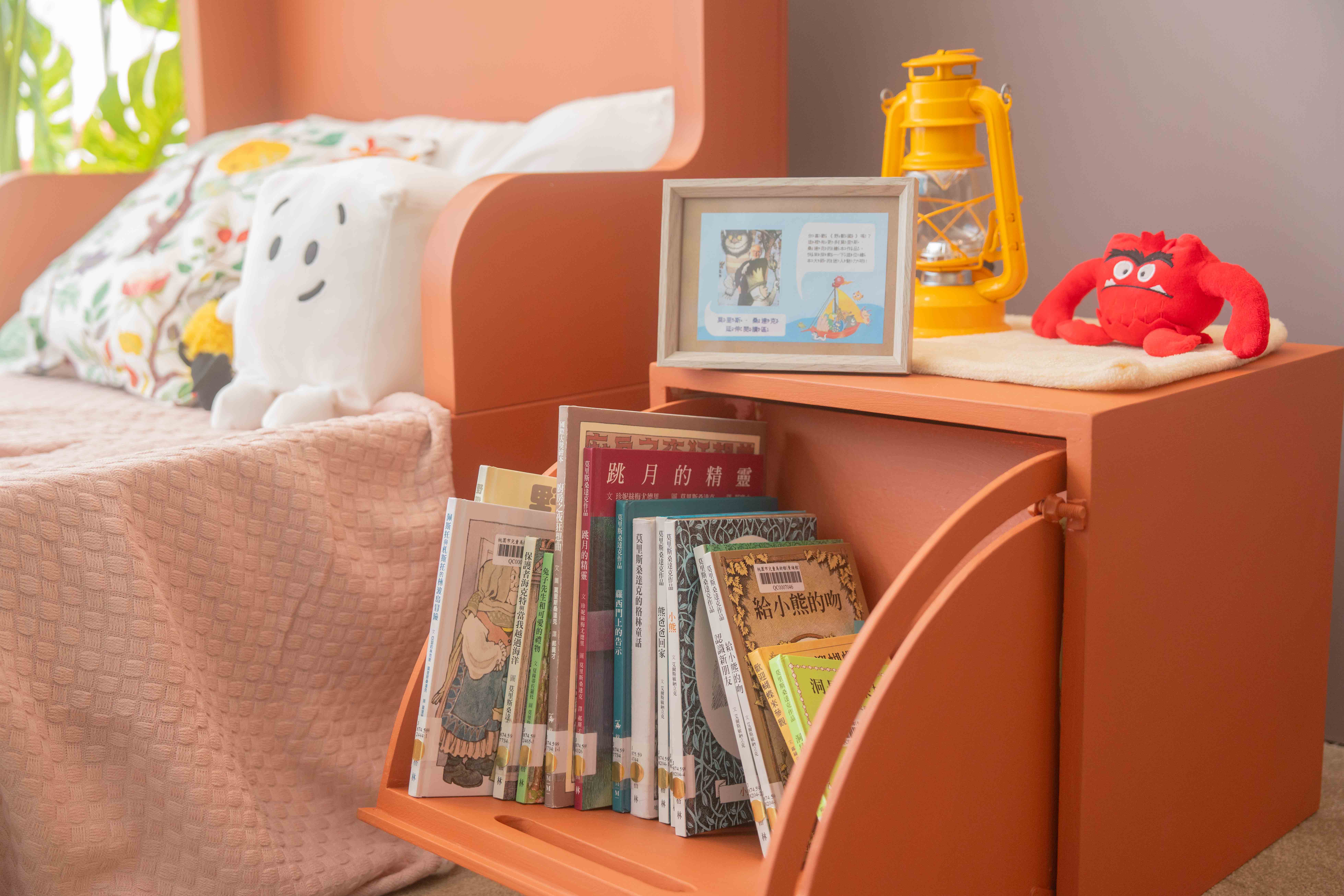 圖4_「從野獸出發—有怪獸主題書展」現場照片：除了怪獸主題的書，也有「莫里斯．桑達克」的專區可以延伸閱讀。(桃園市立美術館提供，美好日子電影有限公司拍攝)