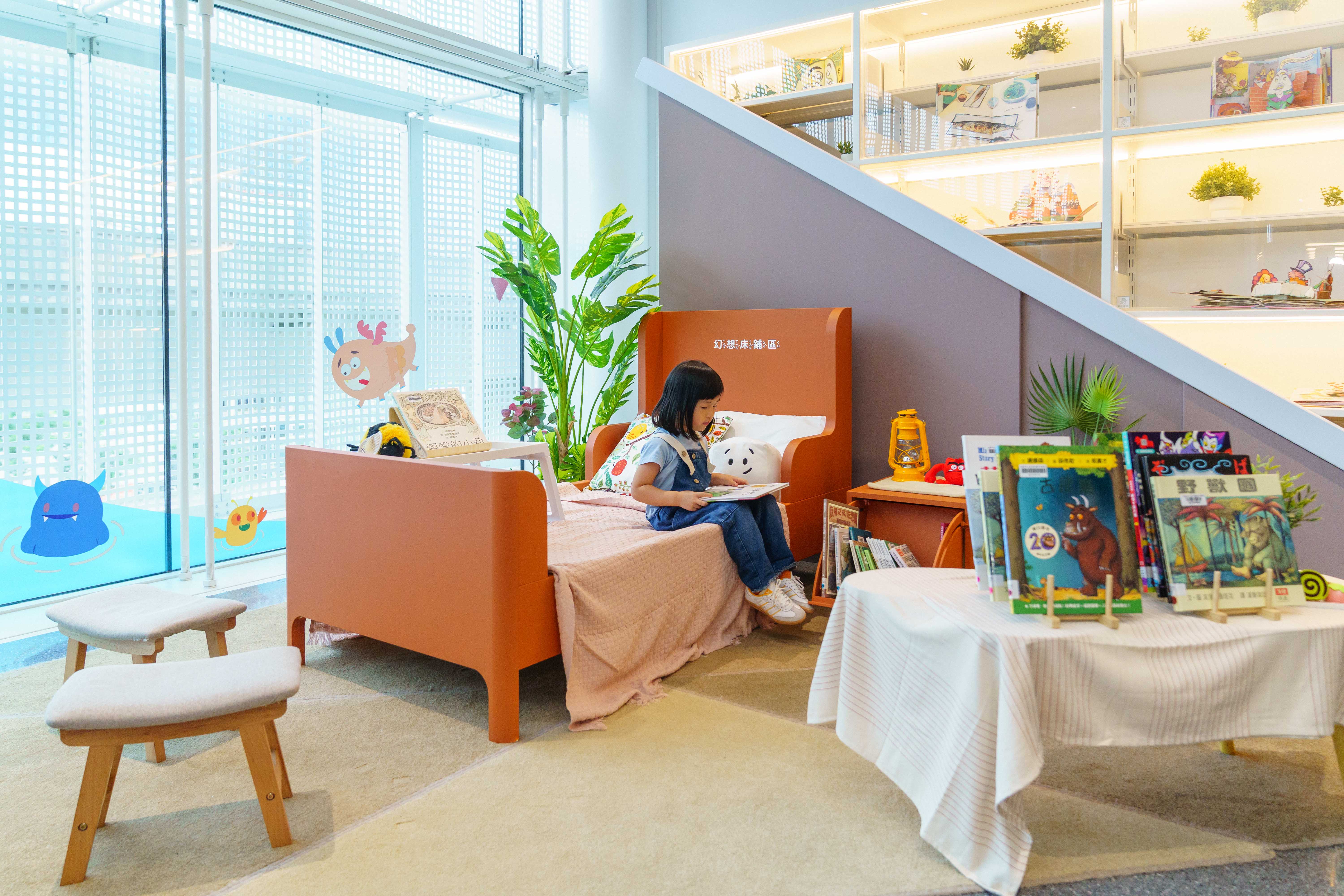 圖1_「從野獸出發—有怪獸主題書展」現場照片：在「幻想床鋪區」，好好讀一本床邊怪獸故事吧。(桃園市立美術館提供，林家賢拍攝)