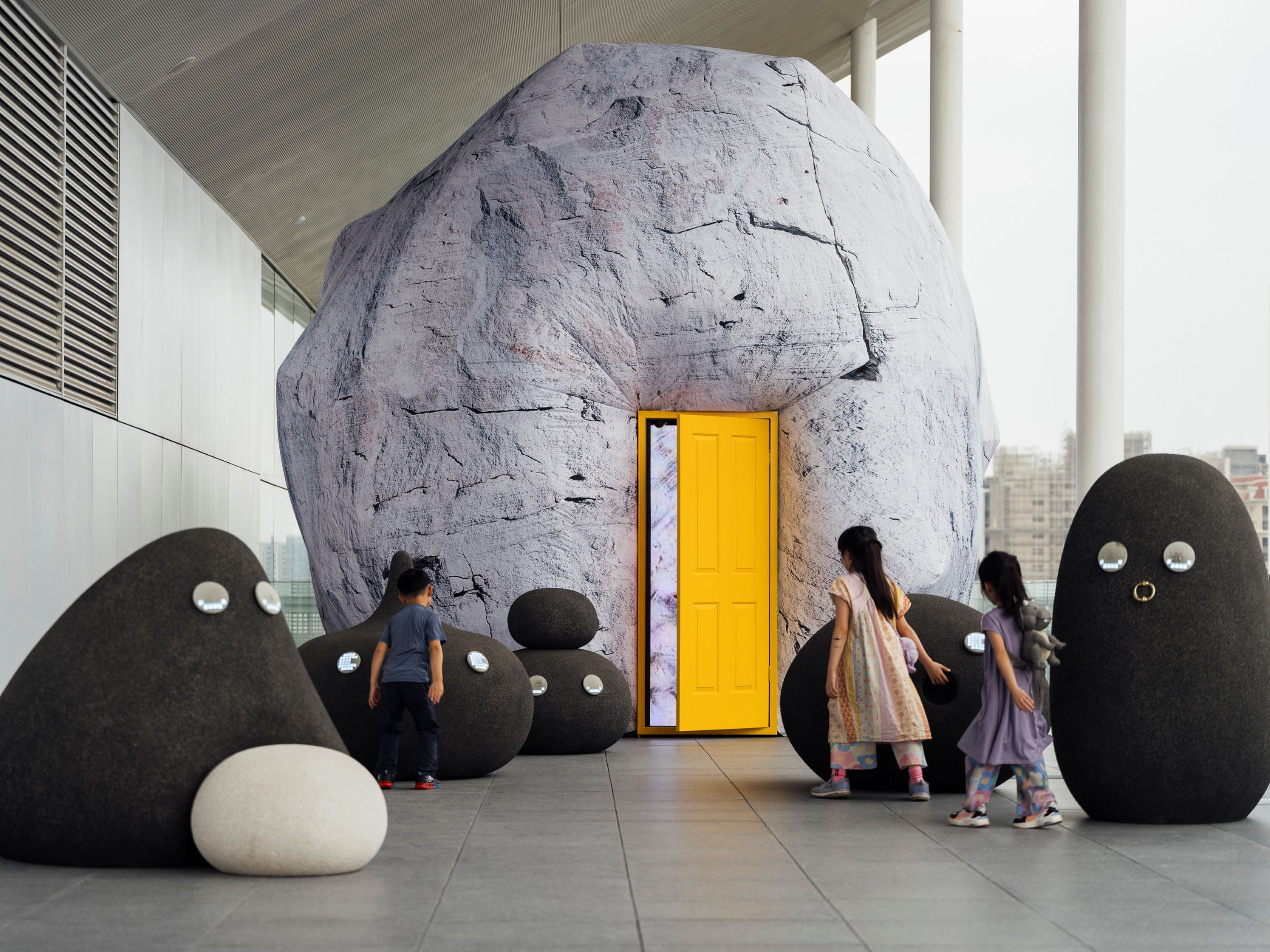 《長出一扇門的石頭》獲「體驗與沉浸式—展覽體驗類」最高榮譽白金獎。(攝影/透島影業,圖片提供/桃園市立美術館)