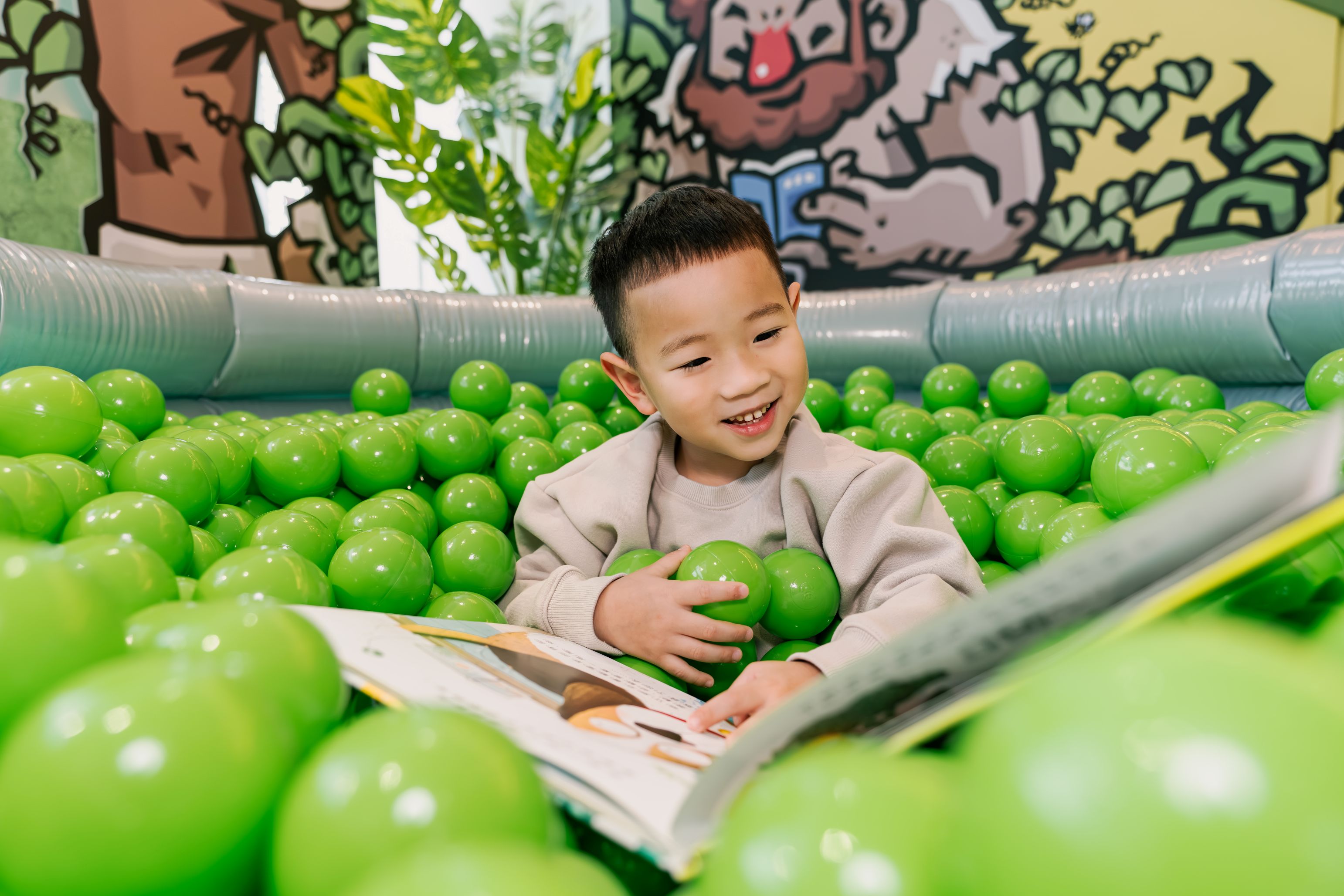 「放大鏡與縮小燈:縮放自如主題書展」現場照片: 在滿滿豌豆粒中閱讀,親自感受縮放的有趣。(美好日子電影有限公司 拍攝,桃園市立美術館 提供)