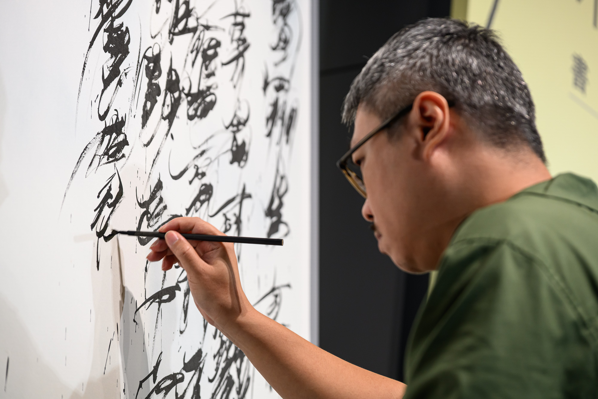 藝術家何佳興現場揮毫