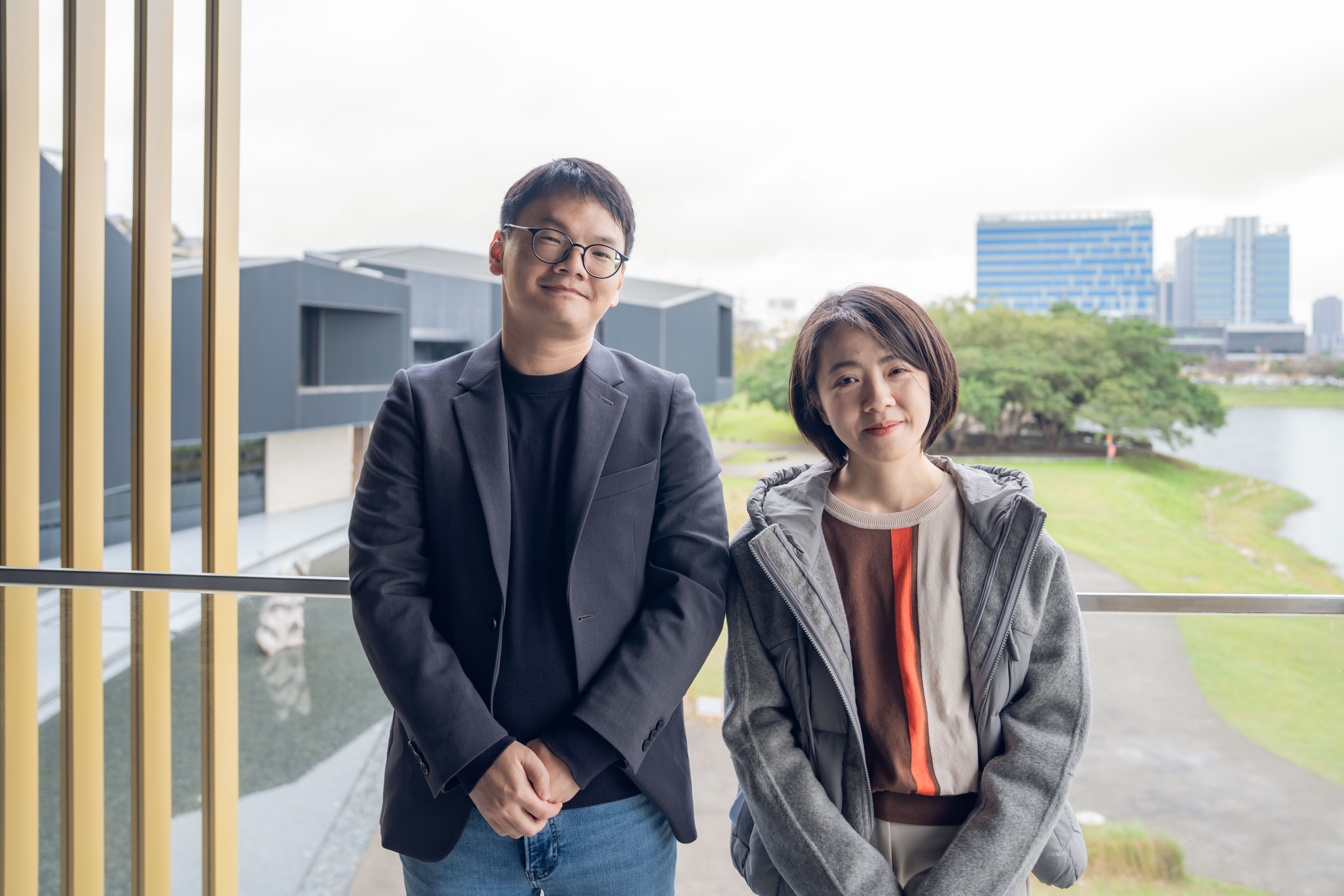 「橫山研究獎」首獎得主簡欣晨(左)及優選獎得主唐寧(右)合影。攝影／眼福映像—周廷瑋