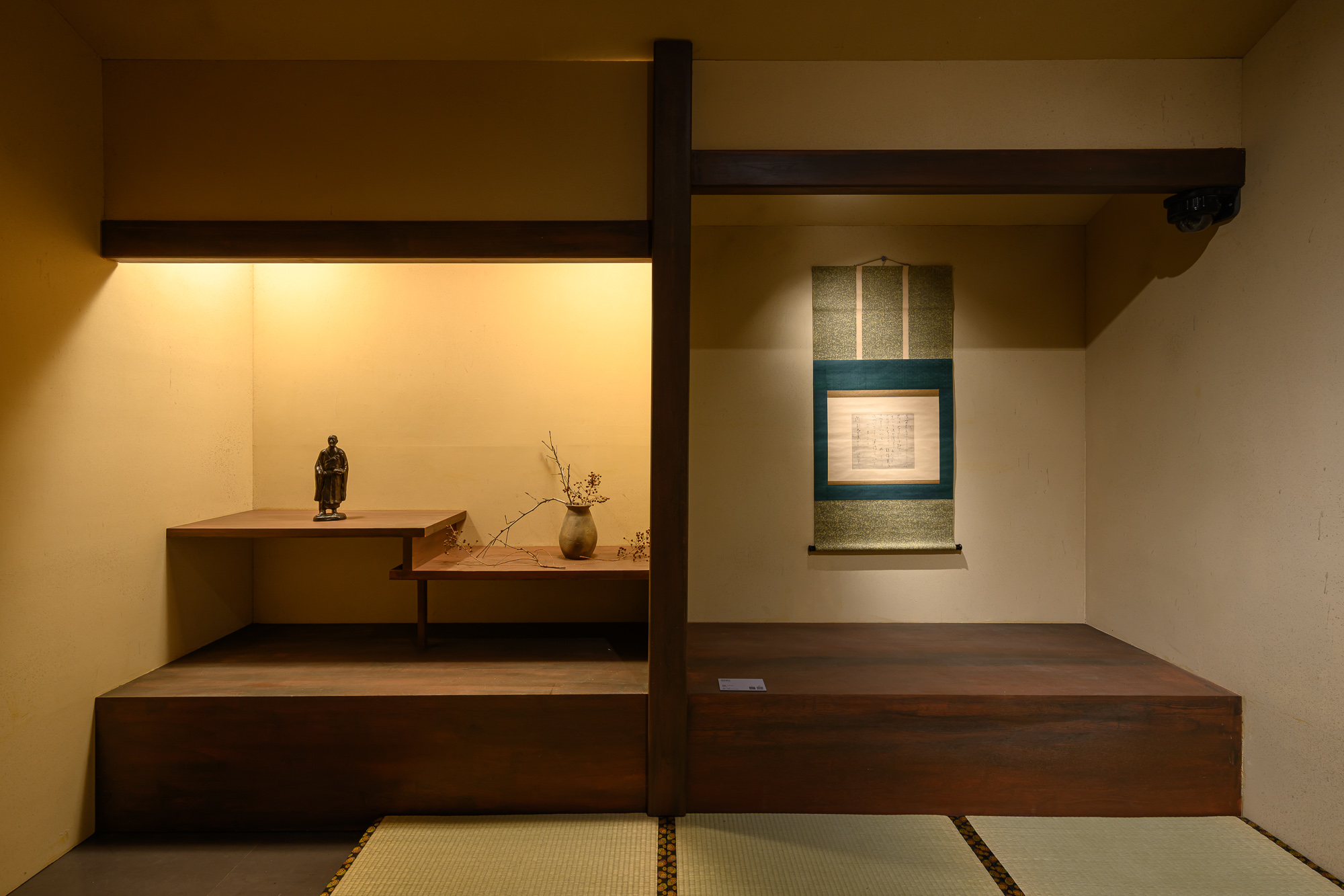 以僧人良寬的隱居處「五合庵」為發想打造日本茶室空間，展示其作品〈致阿部札〉。攝影／ANPIS FOTO王世邦，圖片提供／桃園市立美術館。