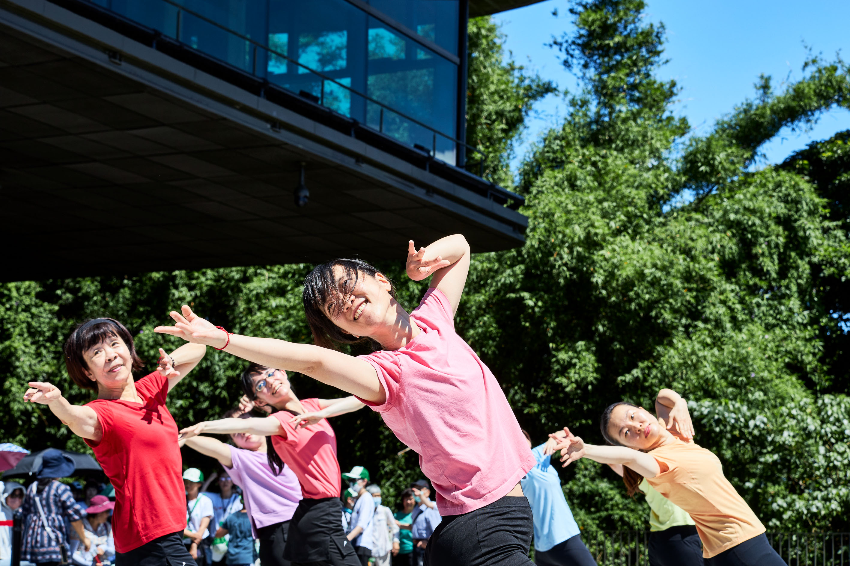 雲門教室帶領民眾將自身化為筆墨的身體律動
