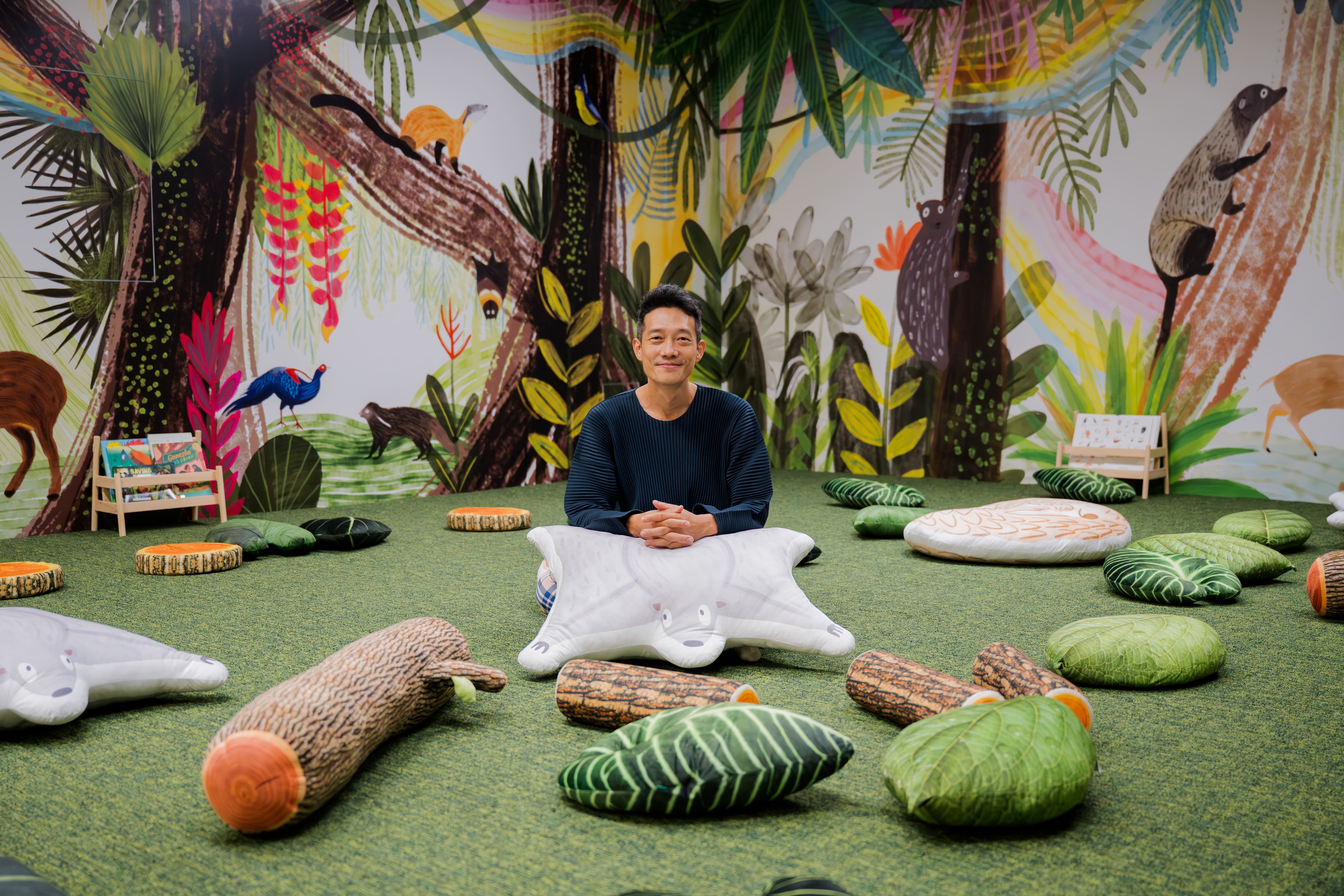 藝術家蘇鈺雄與作品〈平靜的森林〉