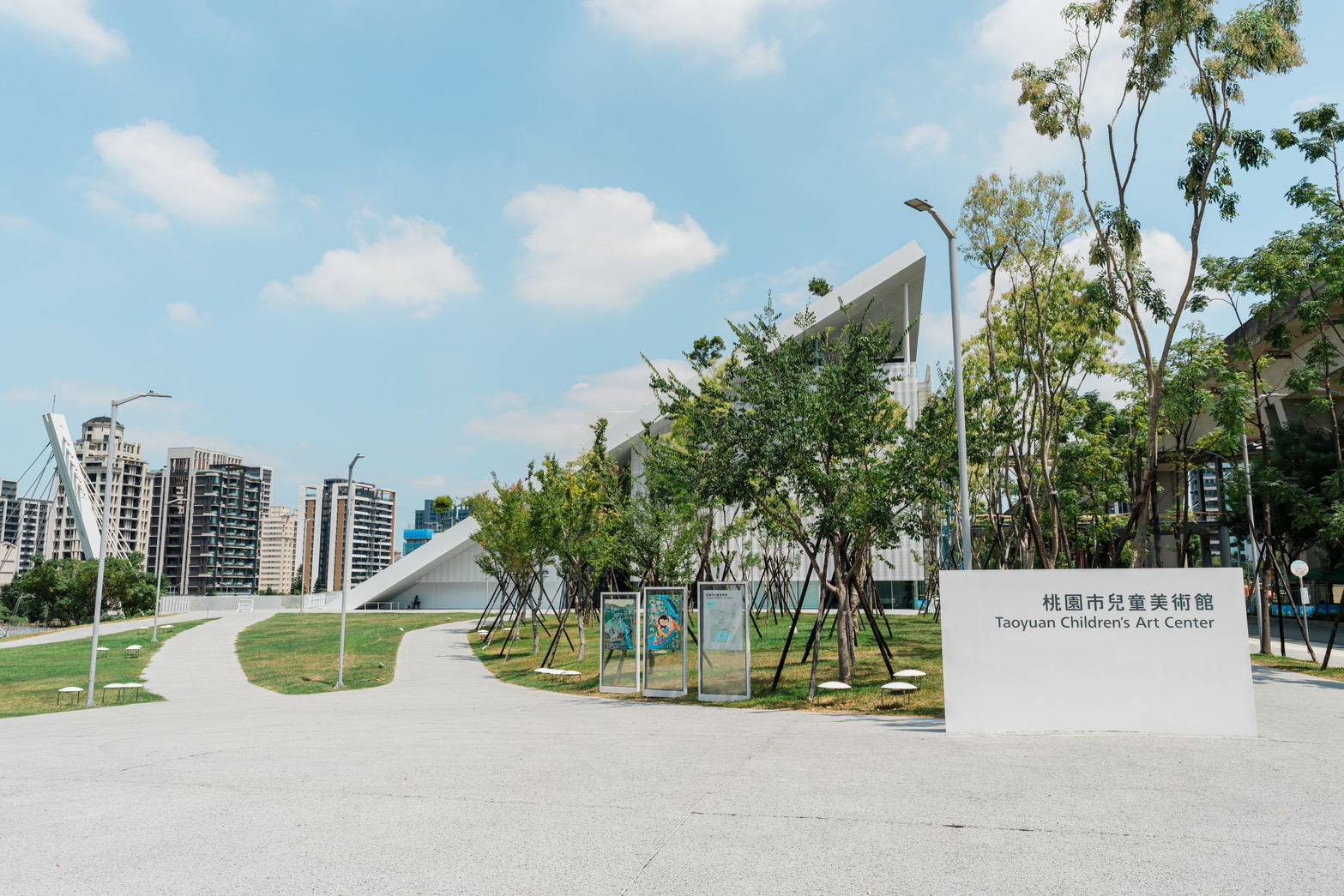 桃美館與兒美館相互串聯並坐擁萬坪綠地。攝影 _ 熊明龍，圖片提供／桃園市立美術館