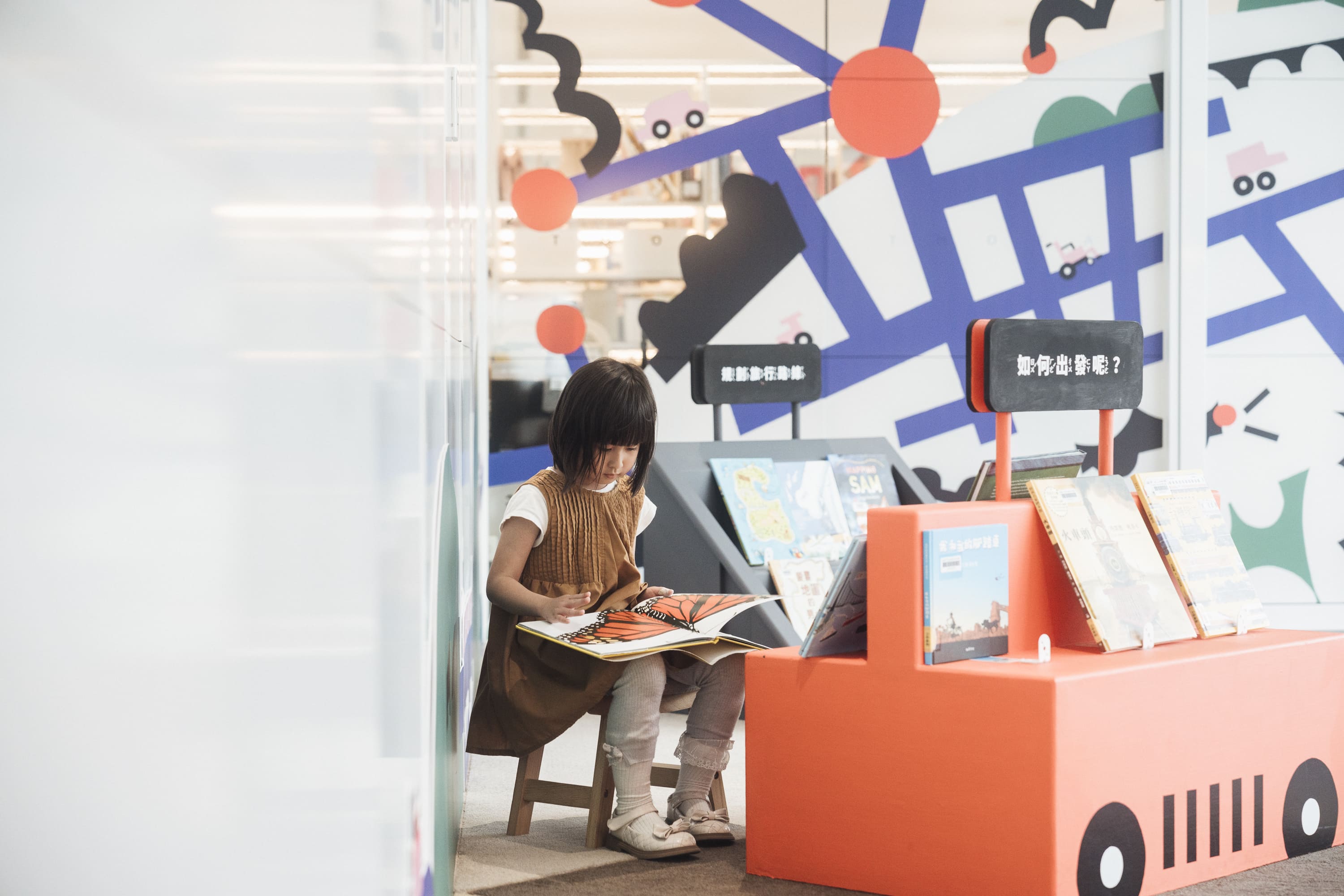 圖4嘿到了嗎旅行主題書展現場照片透島影業拍攝桃園市立美術館提供