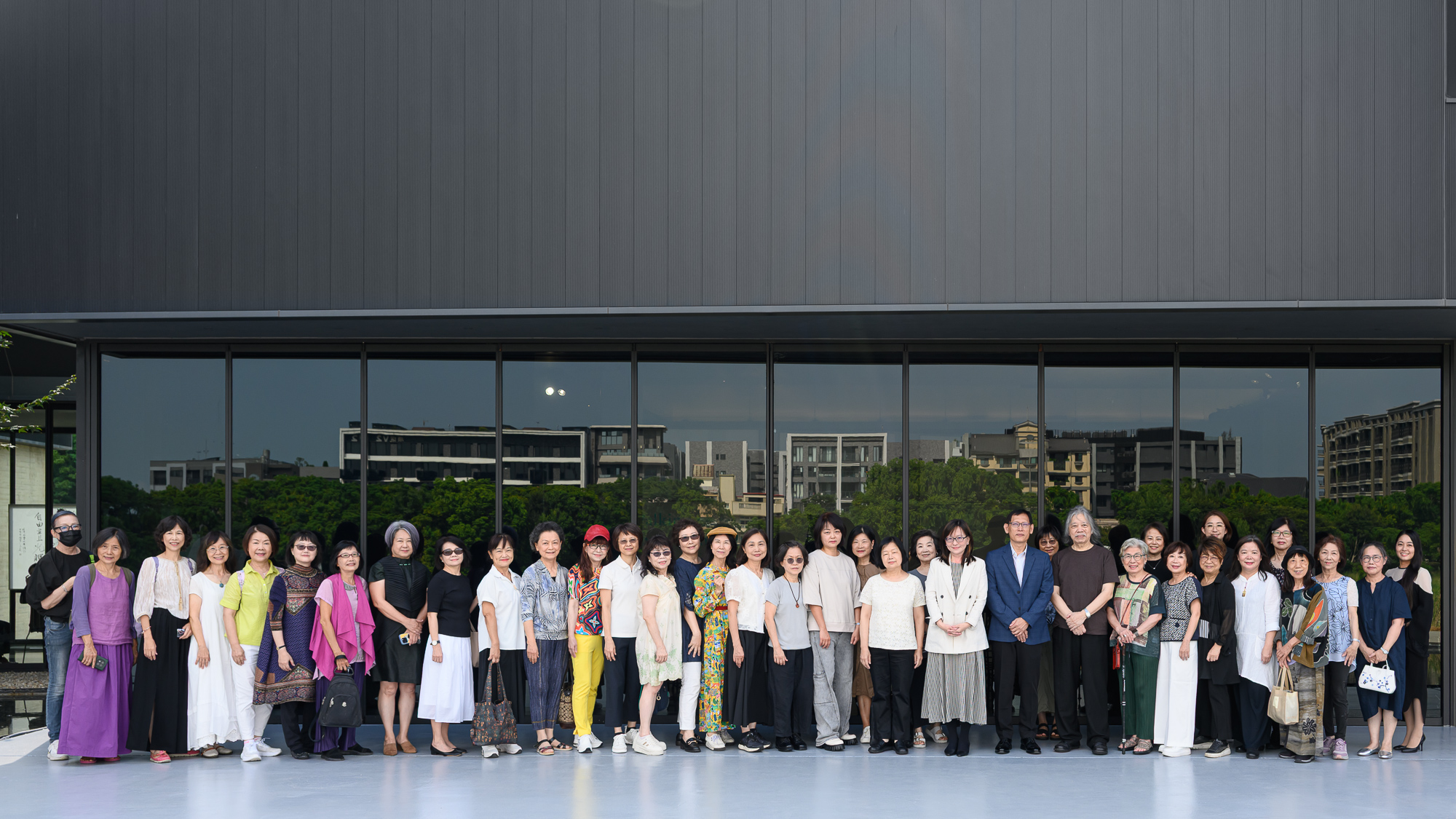 參展藝術家大合影。